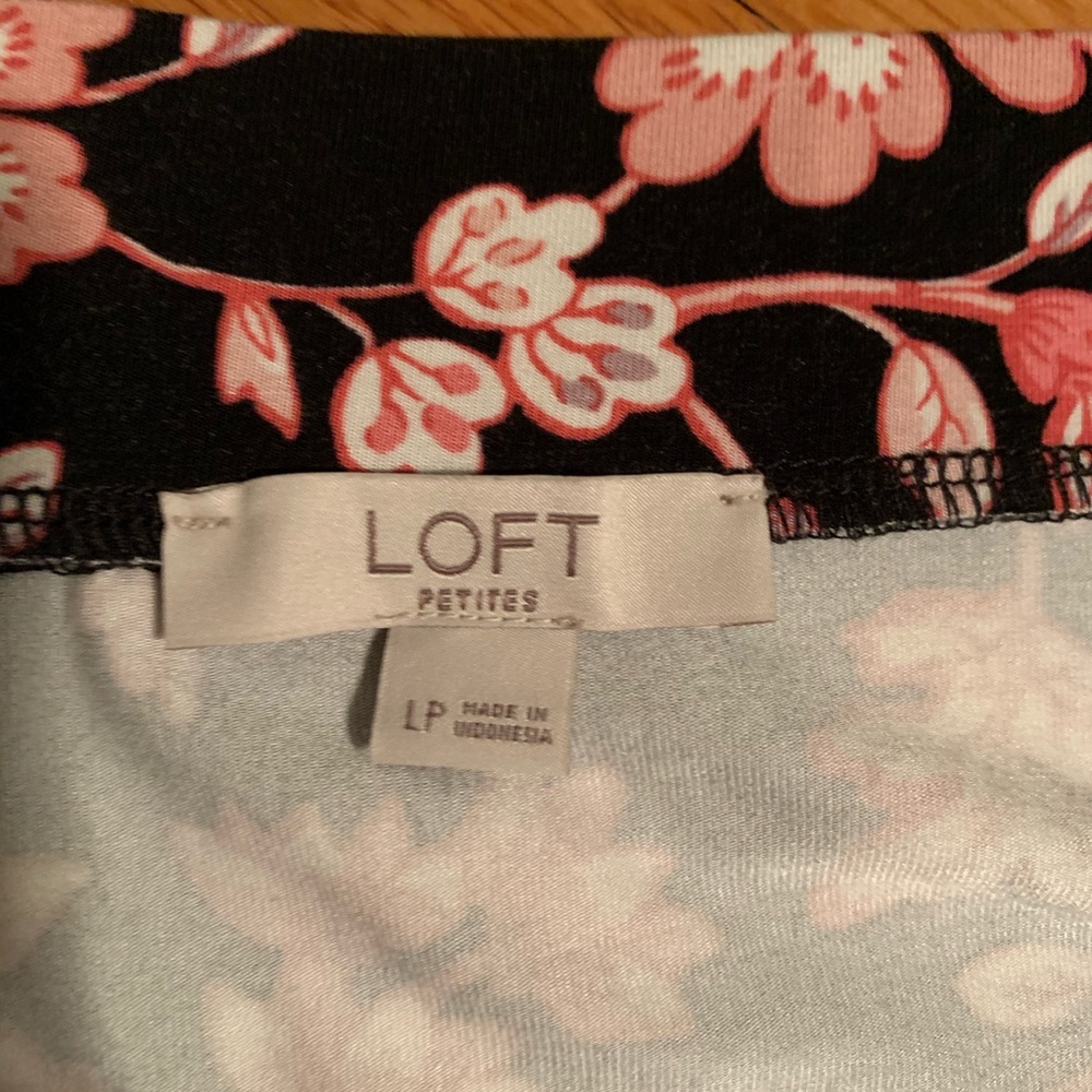 Ann Taylor LOFT elastic waist Tulip Skirt. Size Large Petite. New without tags. - Picture 3 of 4